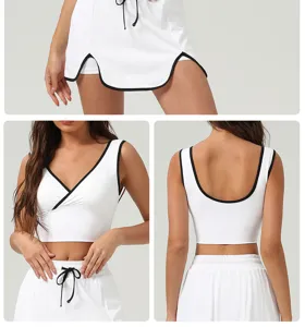 Ensemble haut de sport blanc avec bordure contrastée noire, col V croisé pour yoga et fitness.