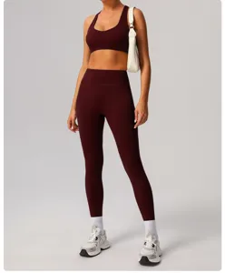 Dettaglio del set yoga con reggiseno sportivo e leggings a vita alta di colore rosso vino.