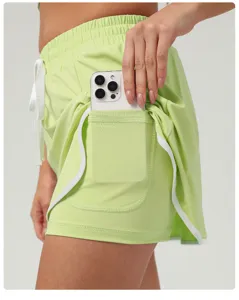 Detailaufnahme des hellgrünen Sportrocks mit Seitentasche für Outdoor Fitness und Tennis.
