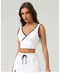 Vue rapprochée du crop top de sport blanc avec bordure noire, col en V et superbes détails.