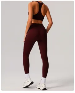 Vista posteriore del set fitness da donna con reggiseno sportivo e leggings da yoga.