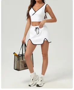Ensemble haut court de sport blanc et jupe à bordure contrastée, tenue de fitness col en V.