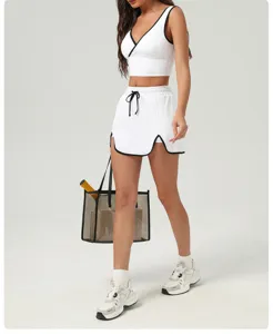 Ensemble haut court de sport et short athlétique blanc avec bordure de contraste noire pour la salle.