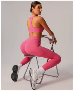 Set di pantaloni da yoga fitness a vita alta senza cuciture rosa e reggiseno sportivo traspirante.