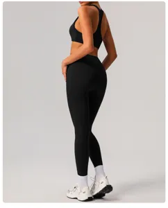 Vista dettagliata del reggiseno sportivo nero e dei leggings a vita alta ad asciugatura rapida.