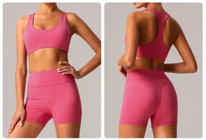 Dettaglio del set da yoga rosa ad asciugatura rapida, che mostra fronte e retro.