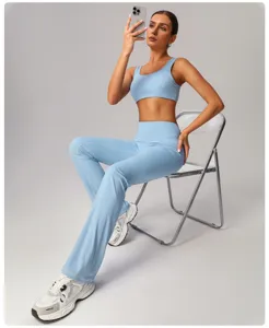 Vue détaillée d'un ensemble soutien-gorge de sport et pantalon de yoga évasé en studio.