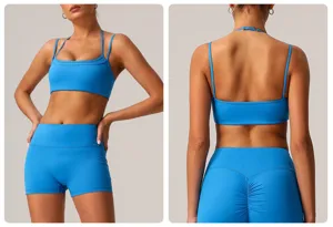 Blauwe sneldrogende halter sportbeha en comfortabele yoga shorts set voor dames.