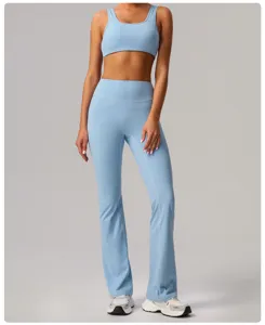 Détail de l'ensemble de yoga fitness bleu clair montrant tissu côtelé et leggings évasés.