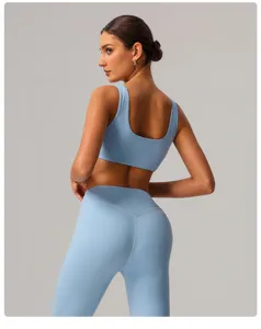 Vue arrière détaillée d'un soutien-gorge de sport bleu clair et des leggings de yoga.