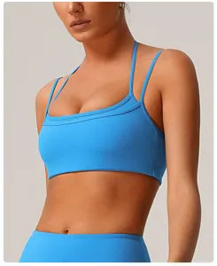 Gevoerde sportbeha voor dames, blauwe halter yoga top, sneldrogende fitness sportkleding detail.