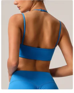 Detail van blauwe halter yogasport-bh achterkant met bandjes en ademende sneldrogende stof.