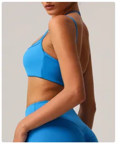 Blauwe halter yoga bh detail met sneldrogende stretchstof en prachtig rugontwerp.