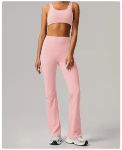 Ensemble de yoga rose avec soutien-gorge de sport col U et leggings de sport évasés.