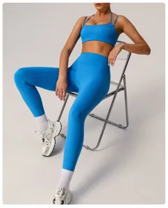 Gedetailleerde close-up van een blauwe yoga sportkleding set met beha en legging.