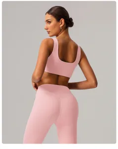 Vue détaillée de brassière de sport rose et leggings de yoga, vêtement de sport extensible.
