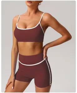 Λεπτομερης οψη του σετ crop top γυμναστικης και σορτς με λευκη λεπτομερεια τελειωματος.