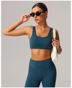 Ensemble soutiens-gorge et leggings de sport teal, vue détaillée de vêtements fitness.