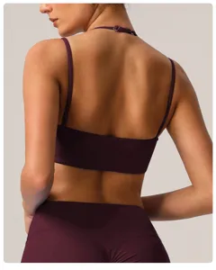 Achterdetail van een donkerpaarse halter sport-bh met dunne bandjes en slanke pasvorm.