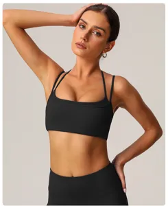 Close-up van zwarte halter yoga sport-bh met ademende stof en prachtig rugontwerp.