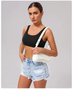 Soutien-gorge de sport noir crop top détail, débardeur de yoga élastique moulant.