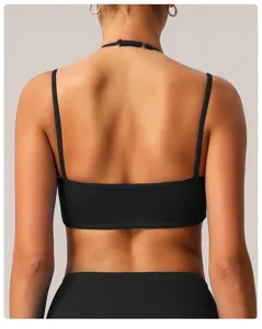 Zwarte halter sport-bh voor dames, achteraanzicht met bandjes voor fitness yoga hardlopen.