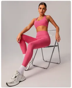 Completo yoga rosa da donna, leggings da fitness a vita alta e reggiseno sportivo per sport.