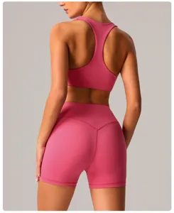 Completo yoga ad asciugatura rapida effetto nudo con reggiseno sportivo e pantaloncini fitness.