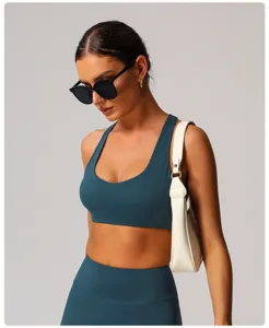 Détail soutien-gorge de sport sarcelle, encolure en U, dos nageur, tissu fitness séchage rapide.