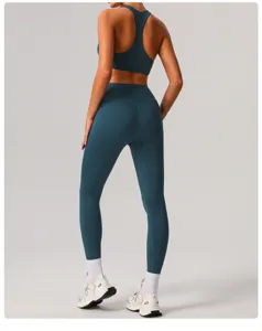 Vue arrière détail de soutien-gorge de sport dos nageur et leggings de yoga taille haute.