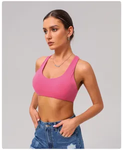Gros plan sur le soutien-gorge de sport rose, design dos nageur et tissu de fitness.