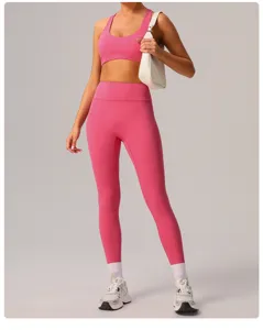 Ensemble soutiens-gorge de sport et leggings rose, vue détaillée et gros plan de fitness.