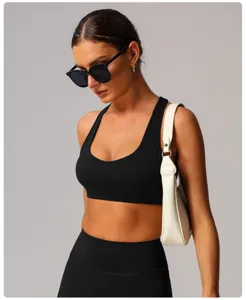 Vue détaillée d'un ensemble soutien-gorge de sport noir stylé avec lunettes et sac blanc.