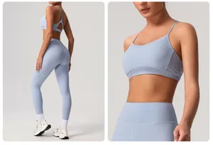 Vue détaillée de l'ensemble soutien-gorge de sport et leggings de yoga bleu clair à séchage rapide.