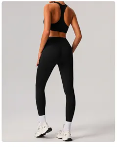 Vue détaillée du dos de l'ensemble de sport noir, legging et brassière élastiques et confortables.