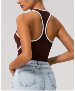 Vue détaillée du débardeur de yoga sport marron pour femme avec dos nageur contrasté, ajusté.