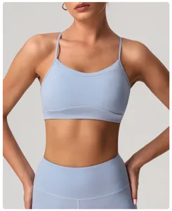 Gros plan sur le soutien-gorge de sport bleu clair détaillant les bretelles et le dos.