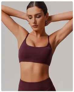 Reggiseno sportivo senza cuciture effetto nudo da donna, elegante top da yoga per fitness.