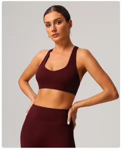 Vue détaillée d'un ensemble de sport bordeaux avec soutien-gorge et leggings de yoga.