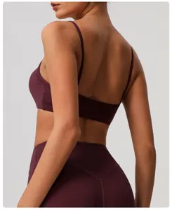 Vista dettaglio reggiseno sportivo schiena scoperta yoga, abbigliamento fitness donna.