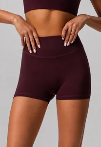Shorts de yoga sans couture pour femme en rouge cerise detail d'athletisme et de fitness.