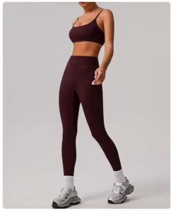 Vista dettagliata del set di abbigliamento fitness reggiseno e leggings a vita alta.