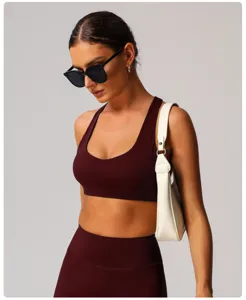 Soutien-gorge de sport bordeaux en détail, matière confortable et douce pour le yoga et le fitness.