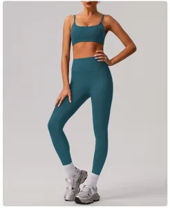 Vue détaillée du legging de yoga taille haute et de la brassière sport en bleu sarcelle.