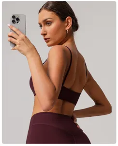Set reggiseno sportivo e pantaloni da yoga, abbigliamento fitness senza cuciture.