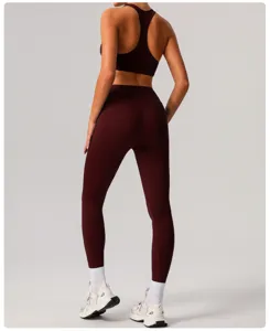 Vue arrière détail de soutien-gorge de sport bordeaux et leggings de yoga taille haute.