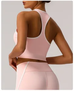 Vue détaillée de la brassière de sport rose à dos nageur et du legging de yoga.