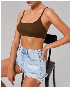Primo piano dettagliato del reggiseno sportivo marrone scuro con scollo rotondo e sottili spalline.