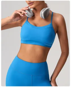 Détail ensemble soutien-gorge sport bleu, fitness yoga haut gros plan avec casque audio sans fil.