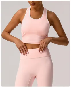 Détail de sportswear rose contrasté, brassière de sport et leggings pour entraînement.